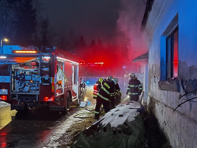 Jablonečtí hasiči zachránili člověka i zvířata při požáru jeho domu
