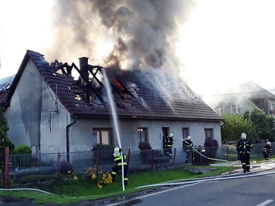 Plameny zachvátily střechu domu v Jílovém u Hodkovic