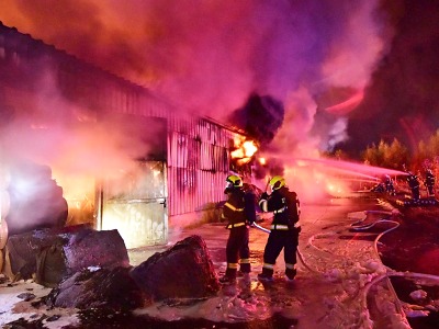 Vypukl rozsáhlý požár v areálu turnovské Juty