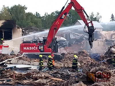 VIDEO: Hasiči likvidovali následky požáru v areálu Juty v Turnově