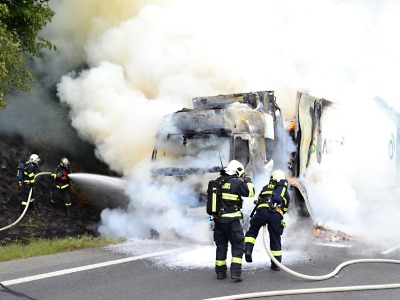 Požár kamionu uzavřel silnici R35 z Turnova na Liberec
