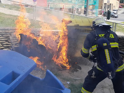 Hasiči likvidovali v Jablonci požár tří kontejnerů