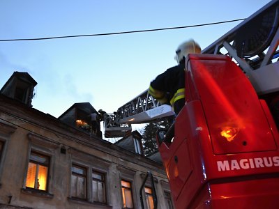 Při požáru v libereckém domě hasiči zachránili ženu a psa 