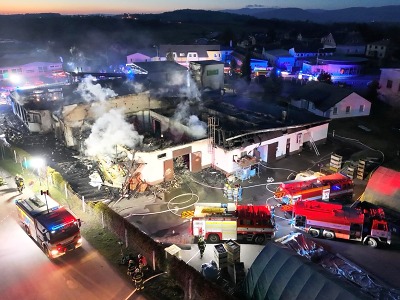FOTO: V obci Horka hořel průmyslový objekt, škoda je 300 milionů