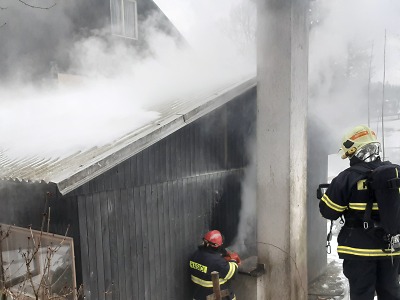 Hořel přístavek u domu v Josefově Dole