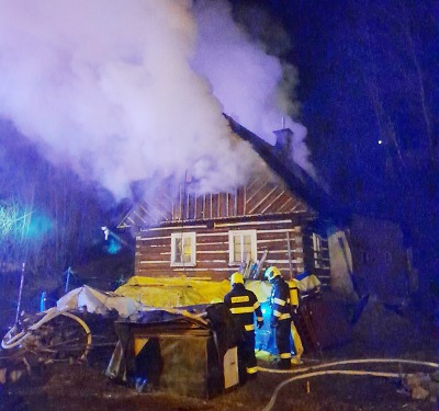 Hasiči zasahovali u požáru roubenky v Železném Brodě
