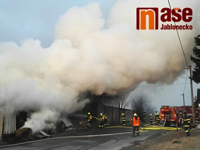 Požár zachvátil seník v Bzí u Železného Brodu