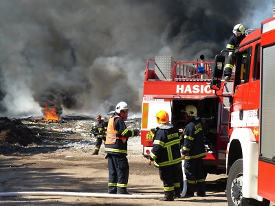 Celkem 11 hasičských jednotek likviduje skládku odpadu na Liberecku
