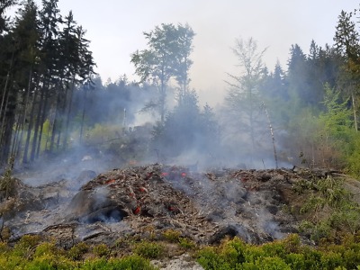 Na Tanvaldském Špičáku hoří les. Přijelo 16 jednotek, pomáhá i vrtulník
