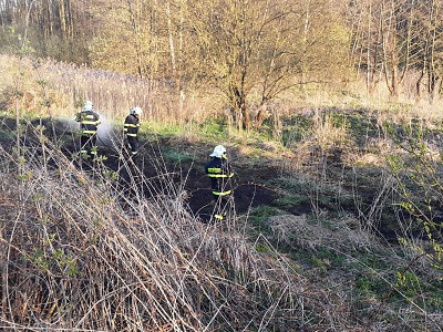 Hasiči likvidovali požáry trávy v Lučanech a na dalších místech