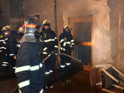 V prosečské truhlárně hořelo. Příčinou bylo samovznícení ubrousků a pilin