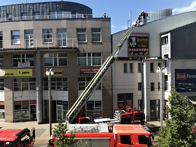 Hořelo na terase budovy v centru Liberce