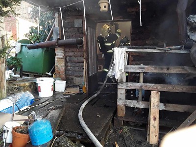Hasiči zasahovali u požáru zahradního domku v Jablonci