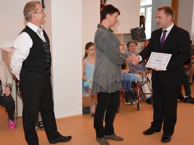 Jablonecký náměstek Pavel Svoboda předal šek na tančení seniorů