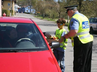 Při akci Řidiči jezdi bezpečně opět pomáhaly strážníkům jablonecké děti