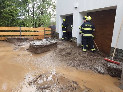 Hasiči zasahují v Dalešicích, kde přívalový déšť zatopil šest domů