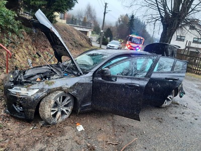 Ujížděl policistům ze Smržovky na Hamrska a havaroval