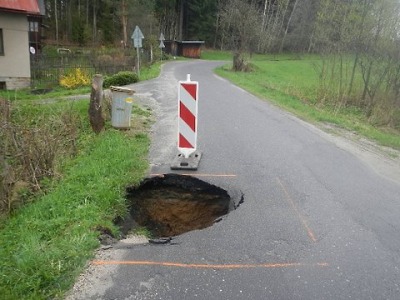 Silnice na Klepandě je uzavřena kvůli propadu části vozovky