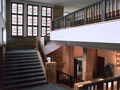 Vitrážová okna na jablonecké radnici nahradily OSB desky