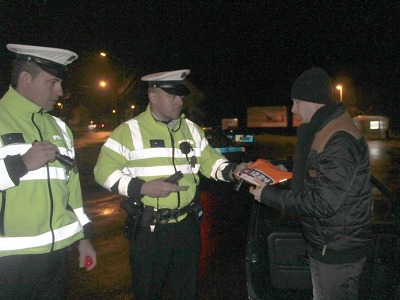 Při preventivní akci policisté na Jablonecku rozdávali reflexní vesty