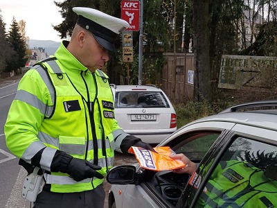 Policisté rozdávali řidičům opět reflexní vesty pro spolujezdce