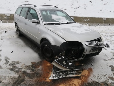 Řidička nezvládla v Rádle řízení na zasněžené silnici