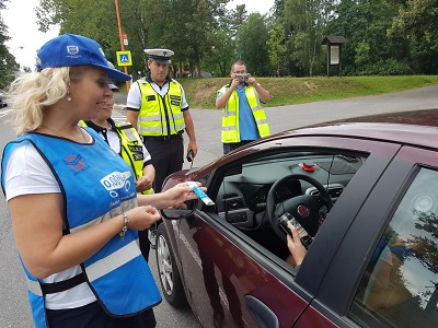 Policisté rozdávali řidičům u jablonecké přehrady nealko pivo