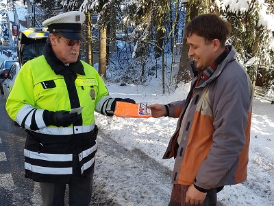 Policisté řidičům na Jablonecku rozdávali reflexní vesty