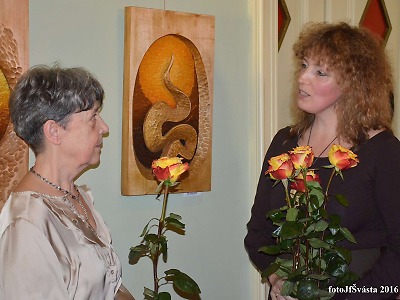 Tapiserie Adély Rozinkové vystavují v jabloneckém divadle