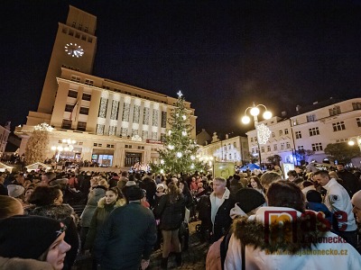 Rozsvícení vánočního stromu v Jablonci provázela skvělá atmosféra