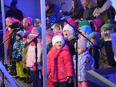 Rozsvícení stromku v Rychnově provázel zpěv dětí i kapely Nautica