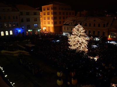 Náměstí na Jablonecku o víkendu rozzáří vánoční stromky