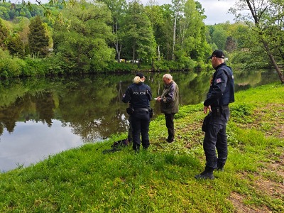 Policisté s rybářskou stráží kontrolovali rybáře u Jizery