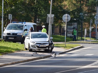 Nezabržděné auto samo ujelo 100 metrů, než ho zastavila lampa