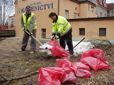 Zima ještě oficiálně neskončila, v Jablonci už se zametá