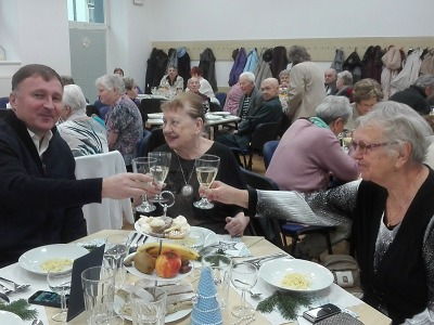 O Vánocích se osamělí lidé z Jablonce sešli ve Spolkovém domě