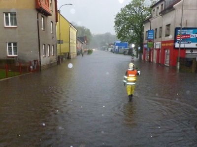 Autor foto:HZS Libereckého kraje, stanice Liberec Silná bouřka zasáhla především Liberec. Blesk zapálil strom v Rychnově