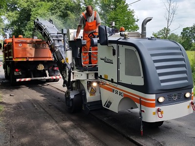 Krajští silničáři mají novou techniku na opravy komunikací