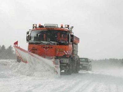 V Janově nad Nisou přistála utržená radlice na voze šťastné řidičky