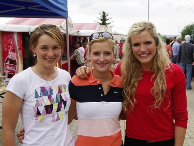 Sjezd rodáků v Bozkově kromě fotbalistů zdobily krásné biatlonistky