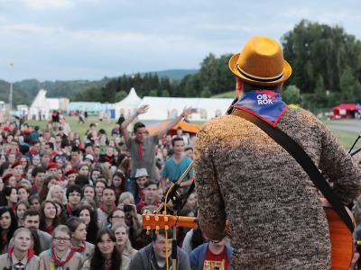 Skauti postavili v libereckém Vesci obří pódium ve tvaru kočky!