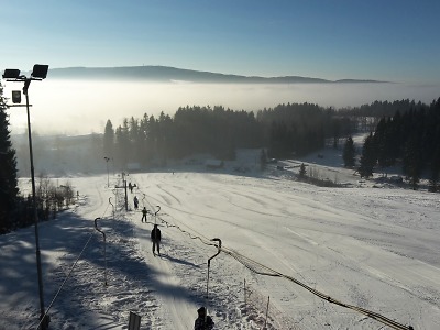 Lučanský ski areál U Pily láká rodiny na pěkné lyžování bez front