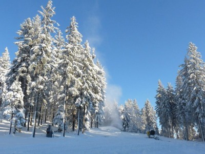 Lyžařské areály v Jizerských horách se o víkendu rozjíždějí naplno 