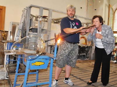 Skleněné městečko lákalo skláře, umělce i hudební fanoušky