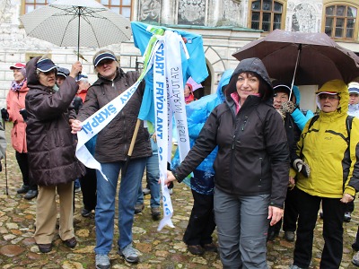 Seniorům – škrpálníkům nevadil pro první pochod déšť ani sníh