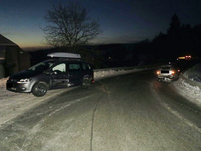Řidič vyjel v Plavech na namrzlé vozovce do protisměru