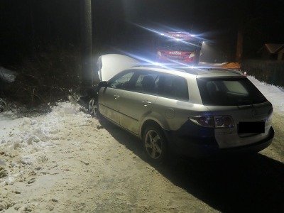 Řidička dostala v Roudném smyk na zasněžené vozovce