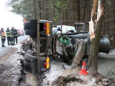 S nákladem betonu se převrátil mezi Držkovem a Zásadou do příkopu