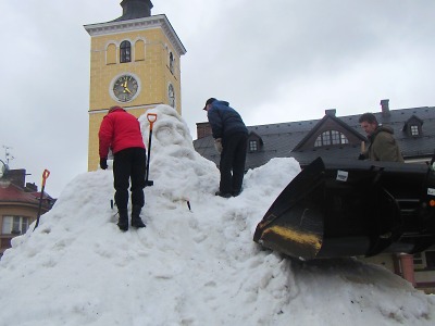 Na jilemnickém náměstí začali stavět sněhového Krakonoše