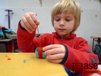 Víly z ovčího rouna si ve Sněžence vyrobily děti i maminky
